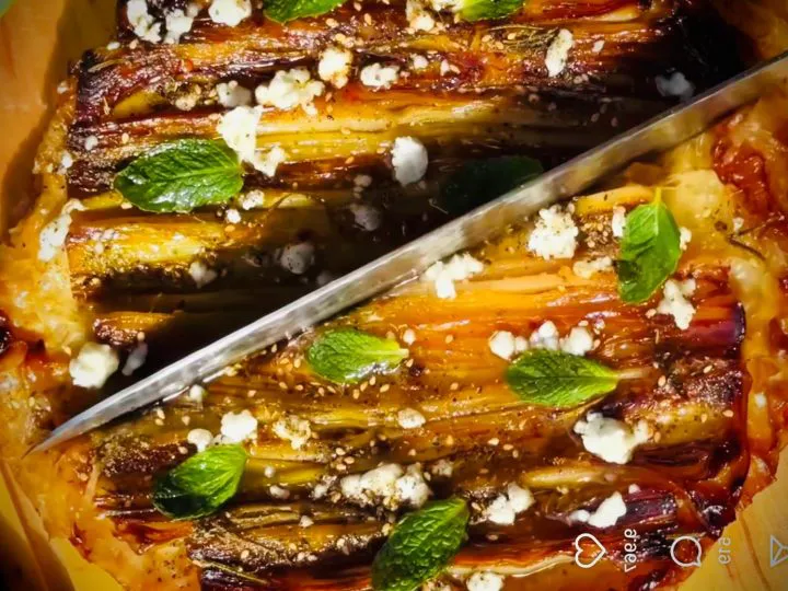 Delicioasa tartă Tatin cu praz. Este un aperitiv fantastic, dar și o cină reușită